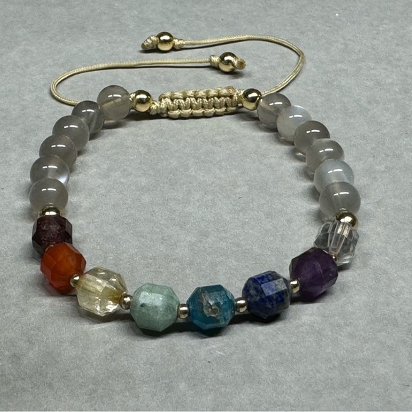 Malas & Bracelets 7 Chakra adjustable macrame bracelet - Picture 4 of 5